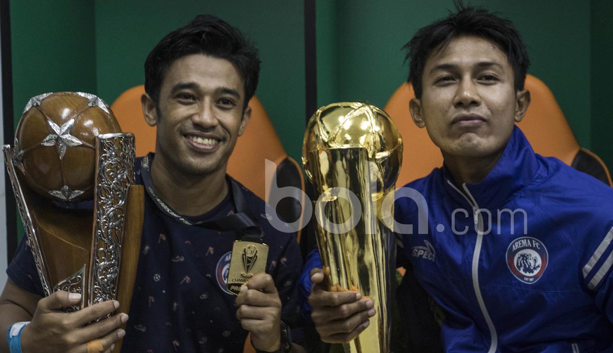 Dua sahabat di Arema FC, Beny Wahyudi dan Johan Alfarizi memegang trofi Piala Presiden 2017 usai menaklukkan Borneo FC pada laga final. (Bola.com/Vitalis Yogi Trisna)