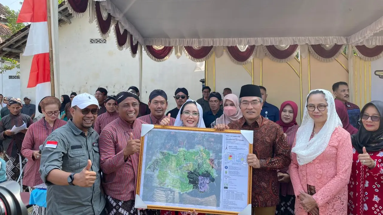 Anggota Komisi VI DPR RI Rieke Diah Pitaloka menyerahkan hasil riset Data Desa Presisi (DDP) kepada Pemerintahan Kaluharan atau Desa Wukirsari, Kapanewon Imogiri, Kabupaten Bantul, Daerah Istimewa Yogyakarta (DIY).