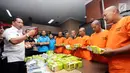 Kepala BNN, Komjen Pol Budi Waseso (kiri) mengintrograsi tersangka penyelundupan narkotika jenis sabu saat rilis di Jakarta, Kamis (20/7). BNN menyita 44 bungkus sabu seberat 45,59 kg dari delapan orang tersangka. (Liputan6.com/Helmi Fithriansyah)