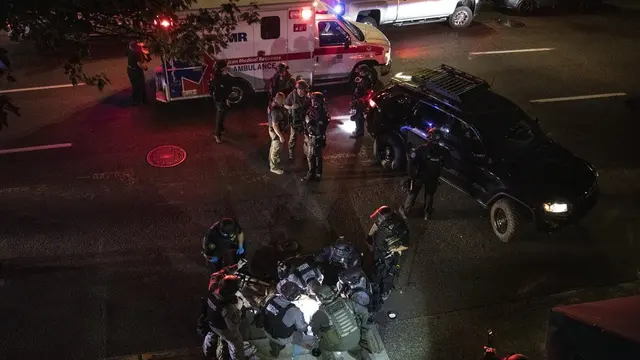 Aksi protes terjadi di Portland hingga menewaskan satu orang atas adanya insiden penembakan. (AP/ Paula Bronstein)