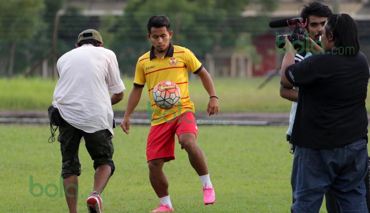 Andik Vermansah beraksi didepan kamera saat pengambilan gambar untuk iklan tim Selangor FA di Stadion Mini, Shah Alam, Selangor, Malaysia, Rabu (27/01/2016). (Bola.com/Nicklas Hanoatubun)