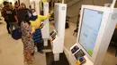 IKEA Mal Taman Anggrek menghadirkan konsep baru yang bertujuan memberikan pengalaman berbelanja bagi konsumen dengan konsep cash and carry dan juga online to offline melalui fitur scan and shop yang memungkinkan konsumen untuk memindai produk yang mereka inginkan. (Liputan6.com/Fery Pradolo)