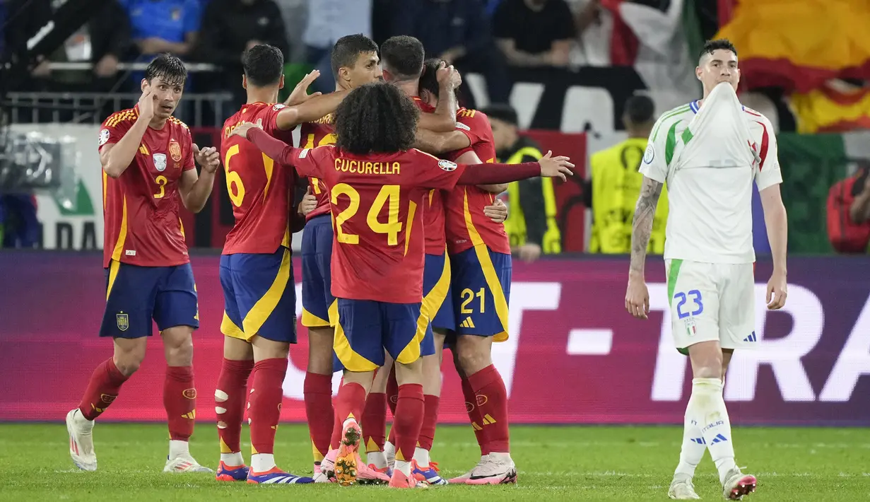 Selebrasi para pemain Timnas Spanyol merayakan kemenangan 1-0 di depan pemain Timnas Italia, Alessandro Bastoni usai berakhirnya laga matchday kedua Grup B Euro 2024 di Arena Aufschalke, Gelsenkirchen, Jerman, Kamis (20/6/2024). (AP Photo/Martin Meissner)