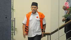 Tersangka Bupati Lampung Tengah nonaktif Mustafa usai menjalani pemeriksaan di Gedung KPK, Jakarta, Rabu (21/2). Mustafa nampak mengenakan pin hati berwarna merah di bajunya. (Liputan6.com/Herman Zakharia)