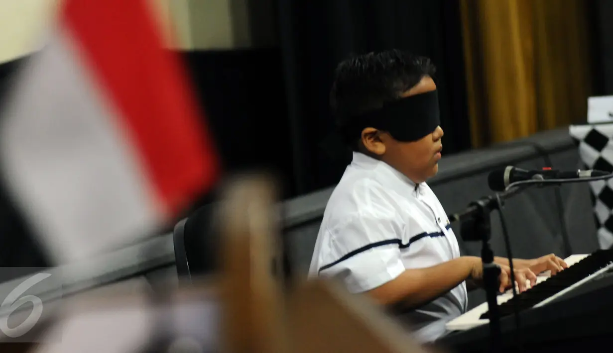 Jefri Setiawan saat memainkan keyboard di Auditorium Kemenpora, Jakarta, Kamis (14/11). Jefri  pelajar kelas 5 Sekolah Dasar (SD) Universal Ananda, Kendal, Jawa Tengah akan memecahkan rekor  dunia baru. (Liputan6.com/Helmi Fithriansyah)