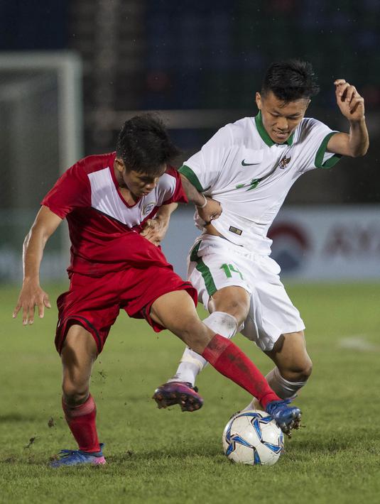 Gelandang Timnas Indonesia U-19, Feby Eka Putra, berebut bola dengan pemain Filipina U-19 pada laga Piala AFF U-18 di Stadion Thuwanna, Myanmar, Kamis (7/9/2017). Indonesia menang 9-0 atas Filipina. (AFP/Ye Aung Thu)