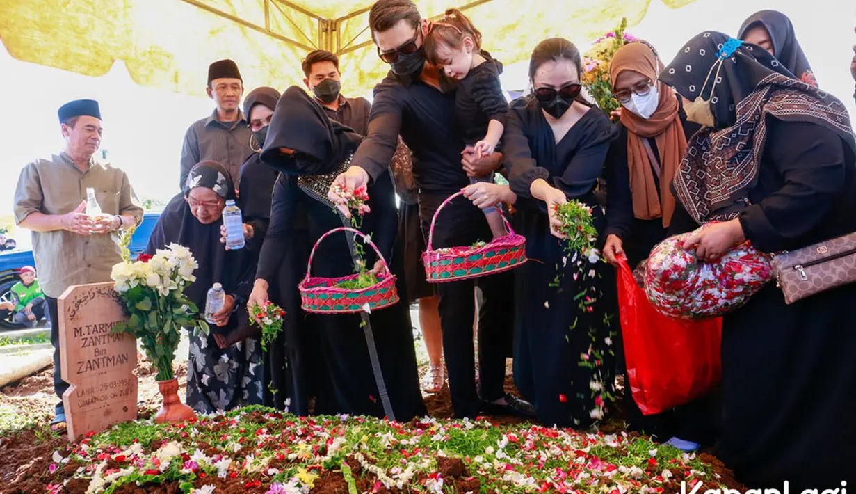 Asmirandah juga mengungkapkan beberapa permintaan ayahnya sebelum meninggal dunia.  Istri Jonas Rivanno itu bersyukur karena sudah mengabulkan semua permintaannya. [Foto: KapanLagi.com/Muhammad Akrom Sukarya]