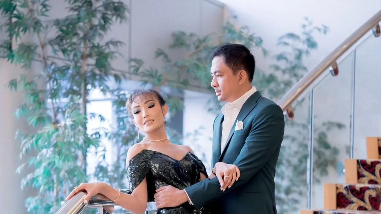 7 Potret Mesra Ayu Dewi dan Regi Datau, Selalu Tampil Harmonis