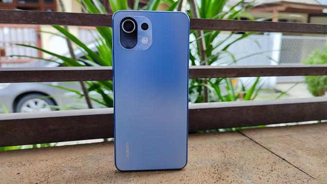 Penampakan Xiaomi Mi 11 Lite. (Liputan6.com/Agustinus M. Damar)