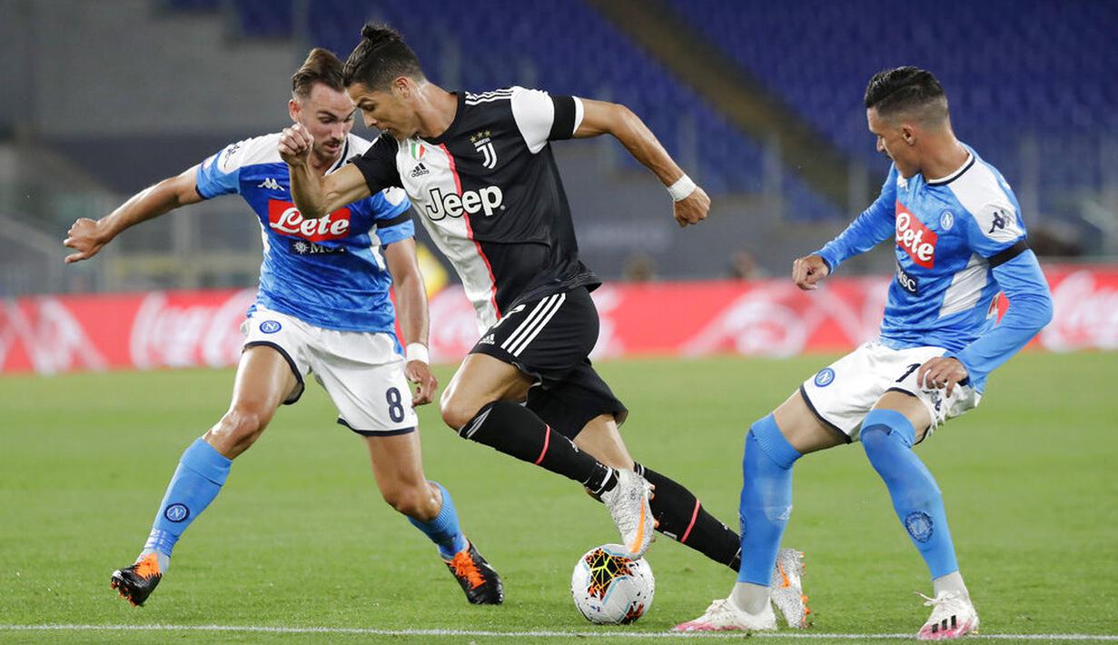 Striker Juventus, Cristiano Ronaldo, berusaha melewati pemain Napoli pada laga final Coppa Italia di Stadion Olympic, Roma, Rabu (17/6/2020). Napoli menjadi juara setelah berhasil menang lewat adu penalti atas Juventus dengan skor 4-2.(AP/Andrew Medichini)