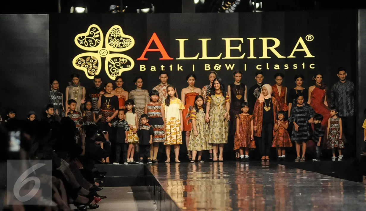 Para model mengenakan batik rancangan Alleira Batik dalam acara Alleira Annual Fashion Show 2016 di Jakarta, Kamis (6/10). Brand dengan koleksi batik gradasi ini membuat desain dari wanita dewasa, sampai anak kecil. (Liputan6.com/Faizal Fanani)