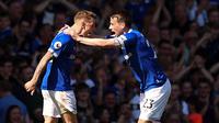 Bek Everton, Lucas Digne, melakukan selebrasi usai membobol gawang Manchester United pada laga Premier League di Goodison Park, Minggu (21/4). Everton menang 4-0 atas Manchester United. (AFP/Oli Scarff)