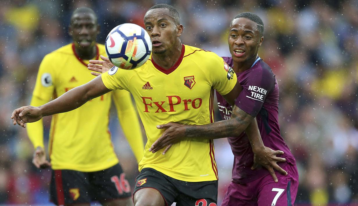 Duel pemain Watford, Andre Carrillo (kiri) dengan pemain Manchester City, Raheem Sterling pada lanjutan Premier League di Vicarage Road, Watford, (16/9/2017). Manchester City menang 6-0. (Nigel French/PA via AP)