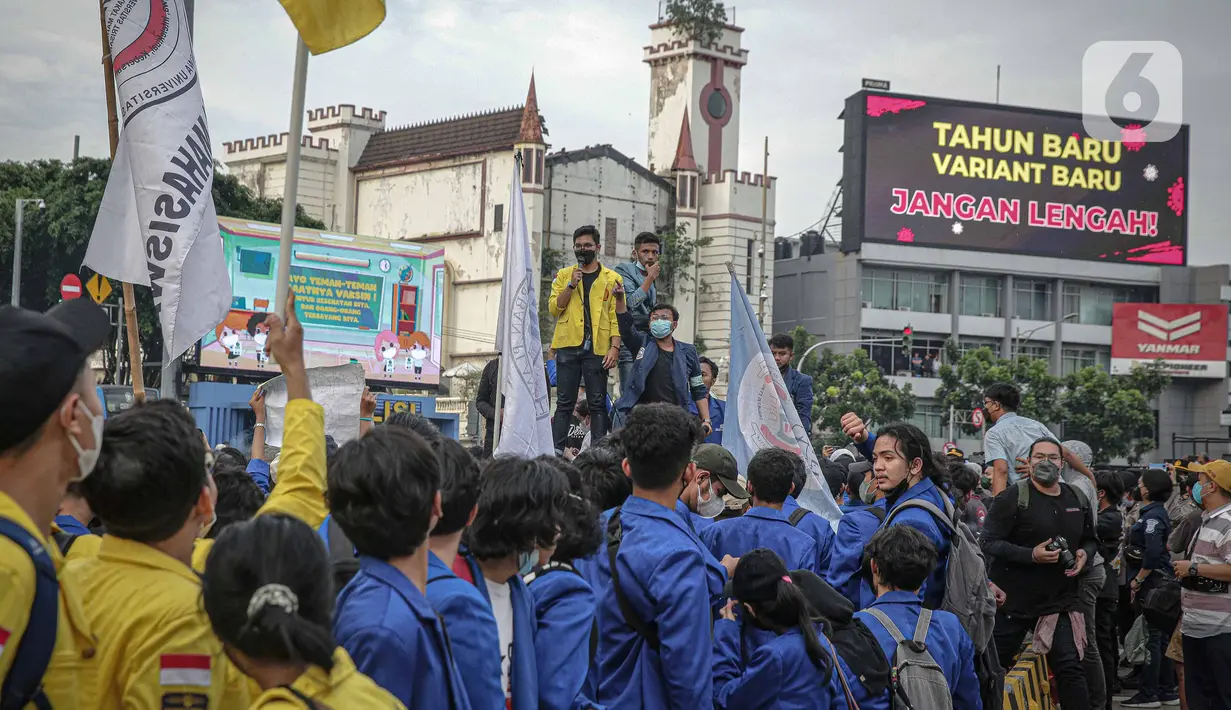 Massa aksi yang tergabung dalam beberapa Badan Eksekutif Mahasiswa akan menggelar unjuk rasa di kawasan Harmoni, Jakarta, Jumat (1/4/2022). Dalam aksinya mereka meminta untuk batalkan wacana perpanjangan masa jabatan presiden serta dibatalkannya wacana penundaan pemilu. (Liputan6.com/Faizal Fanani)