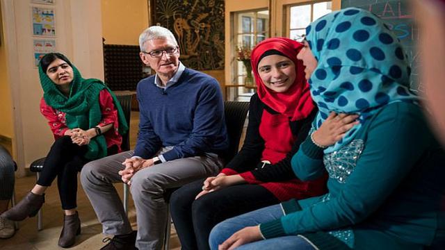 CEO Apple Tim Cook dan Malala Yousafzai