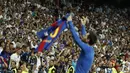 Publik Santiago Bernabeu terdiam saat bintang Barcelona, Lionel Messi, melakukan selebrasi buka baju dihadapan mereka. (AFP/Oscar Del Pozo)