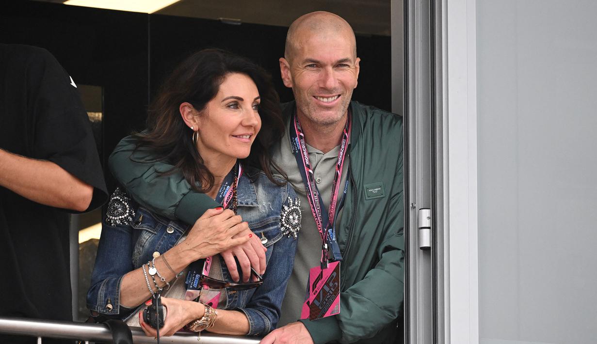 <p>Zinedine Zidane sudah menganggur sejak 2021 setelah berpisah dengan Real Madrid. Ia memutuskan meninggalakan Santiago Bernabeu karena manajemen yang tidak mendukung rencana kerja jangka panjangnya. Legenda sepak bola Prancis itu sempat mendapatkan tawaran dari berbagai klub top seperti Manchester United, PSG, hingga Chelsea. Namun, Zidane diketahui menolak semua tawaran tersebut. (AFP/Christian Bruna)</p>