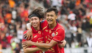 Selebrasi Arlyansyah Abdulmanan (kiri) bersama Dony Tri Pamungkas (kanan) usai berhasil mencetak gol ke gawang Persijap Jepara pada pekan ke-16 BRI Super League 2025/2026 di Stadion Utama Gelora Bung Karno (SUGBK), Jakarta Pusat, Sabtu (3/1/2026) sore WIB. (Bola.com/Abdul Aziz)