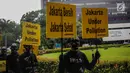 Aktivis Greenpeace melakukan aksi teatrikal di Kementerian Lingkungan Hidup, Selasa (5/3). Greenpeace mencatat konsentransi PM 2.5 atau di Jakarta mencapai empat kali lipat di atas batas aman tahunan menurut standar WHO. (Liputan6.com/Faizal Fanani)