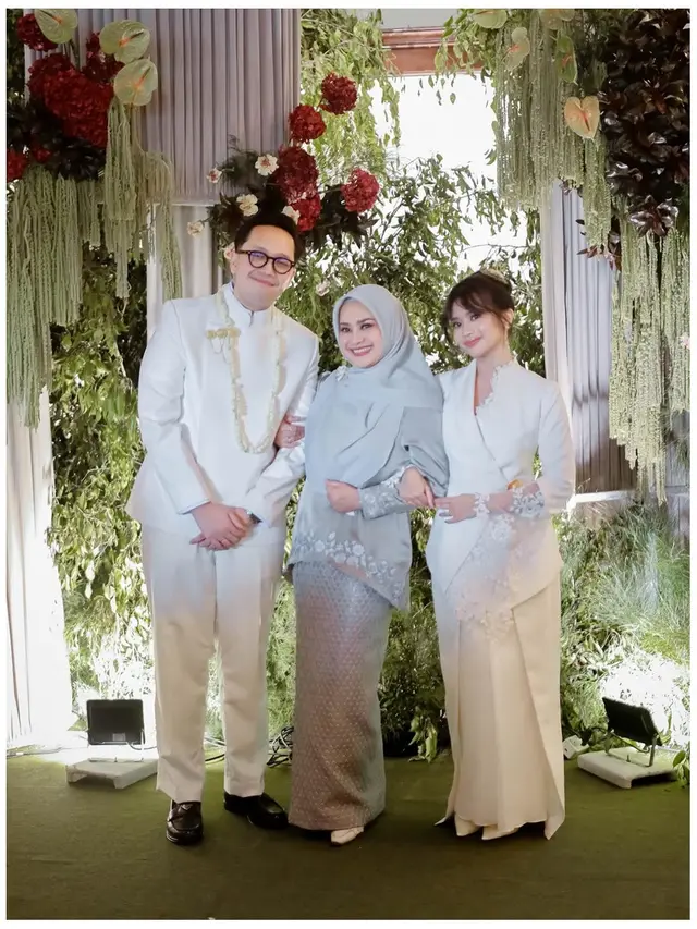 6 Potret Kebaya Satin Ikke Nurjanah di Momen Akad Nikah Adira Kania, Tampil Elegan