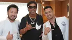 Sebelum keluar dari Terminal 3 Bandara Soetta, pemilik Rans Nusantara FC yakni Raffi Ahmad bersama Rudy Salim tiba lebih dulu untuk menyambut kedatangan Ronaldinho. (FOTO: instagram.com/raffinagita1717/)
