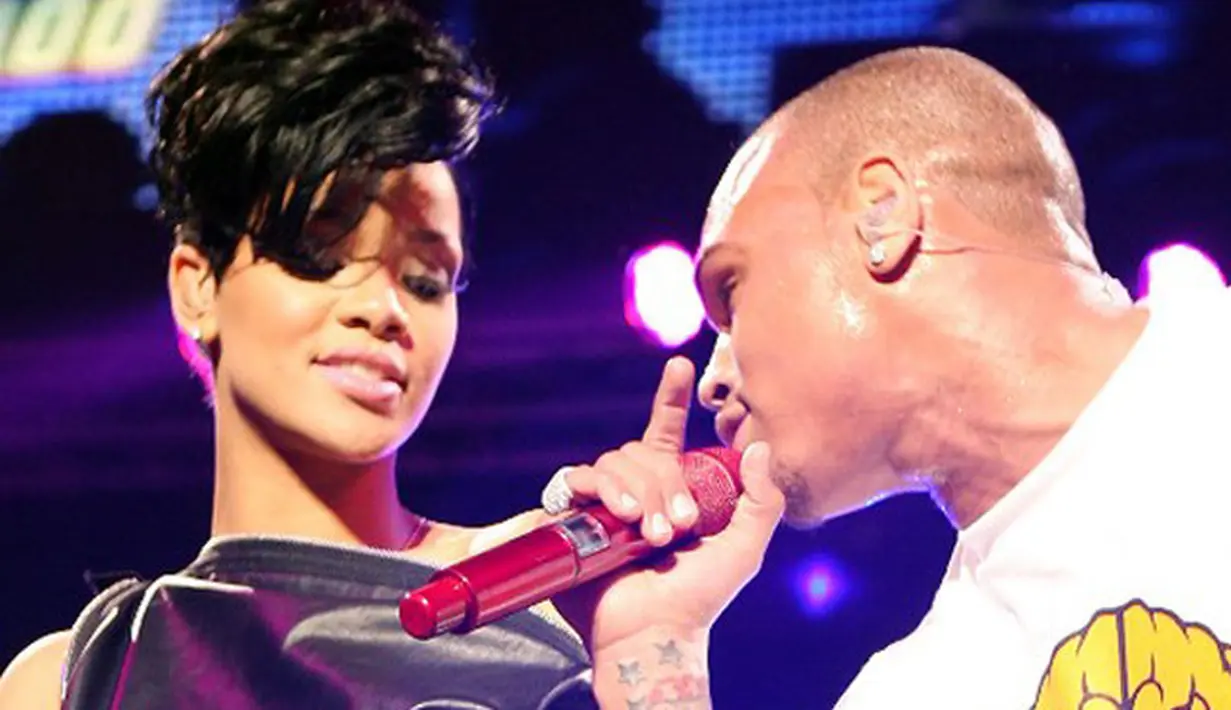 Kisah cinta Rihanna dan Chris Brown memang telah kandas di tengah jalan. Namun sampai saat ini dikabarkan Chris Brown masih menyimpan rasa pada mantan pacarnya itu, meskipun dirinya juga sudah memiliki kekasih. (AFP/Bintang.com)