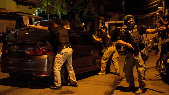 Suasana penggerebekan bandar narkoba Desa Maharlika, Taguig, selatan Manila (28/2). Penggerebekan dilakukan untuk menangkap lima pengedar narkoba, namun hanya dua yang ditangkap. (AFP Photo/Noel Celis)