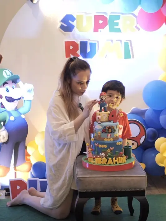 Merayakan ulang tahun ke-4 si kecil, Putri Anne menyelenggarakan pesta ulang tahun bertema Super Mario Bros yang diubah menjadi Super Rumi. Putri pun tampil santai dengan outfitnya. [@anneofficial1990]