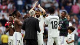 Pelatih Real Madrid, Carlo Ancelotti berbincang dengan Karim Benzema (tengah) setelah pertandingan terakhirnya bersama Real Madrid melawan Athletic Bilbao di Santiago Bernabeu, Minggu (4/6/2023) malam WIB. Benzema bergabung Madrid di usia 21 tahun pada musim 2009/2010 dan langsung menjadi andalan di lini depan Los Blancos. (AFP/Pierre-Philippe Marcou)