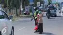 Anggota pramuka dan polisi mengatur lalu lintas jalur mudik di Cirebon, Jawa Barat, Jumat (1/7). Sebanyak 3.000-4.000 anggota pramuka Kwartir Daerah dikerahkan untuk membantu polisi memberikan pelayanan pada pemudik. (Liputan6.com/Angga Yuniar)