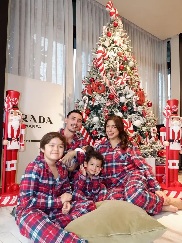 Potret Jessica Iskandar dan Keluarga Kompak Pakai Piyama di Pemotretan Natal, Perdana Bareng Anak Ketiga