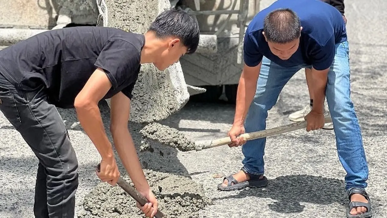 Aksi sejumlah pemuda perbaiki jalan rusak di Pekanbaru karena pemerintah hanya umbar janji.