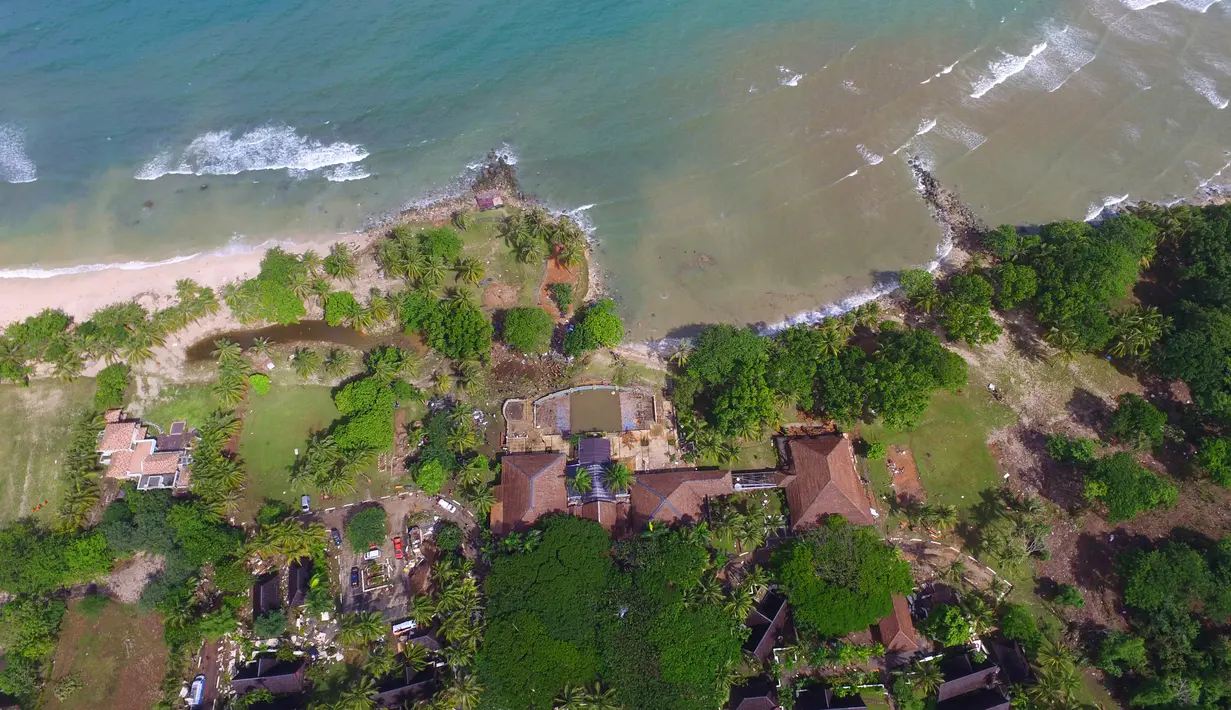 Pemandangan pantai Tanjung Lesung setelah tsunami menerjang daratan, Senin (24/24). Sebanyak 52 jenazah korban tsunami ditemukan di Tanjung Lesung. (AP Photo/Achmad Ibrahim)