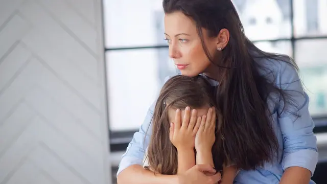 Seorang ibu sedang menenangkan anaknya yang menangis dengan merangkulnya (Foto Dok: Freepik/Racool_studio)