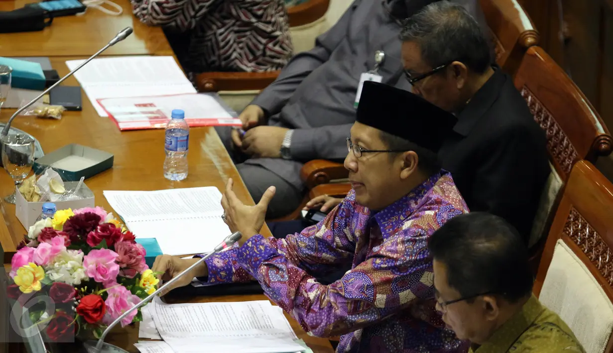 Menteri Agama, Lukman Hakim Syaifudin menghadiri Rapat Kerja (Raker) dengan Komisi VIII DPR di Kompleks Parlemen Senayan, Jakarta, Kamis (14/1). Raker membahas Evaluasi dan laporan Penyelenggaraan ibadah Haji Tahun 2015. (Liputan6.com/Johan Tallo)