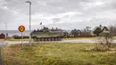 Anggota Resimen Gotland berpatroli menggunakan tank di Visby, utara Gotland, Swedia, 16 Januari 2022. Seorang kepala militer Swedia mengatakan bahwa mereka melihat peningkatan aktivitas Rusia di Laut Baltik yang membuat mereka meningkatkan kesiapannya. (Karl Melander/TT News Agency via AP)