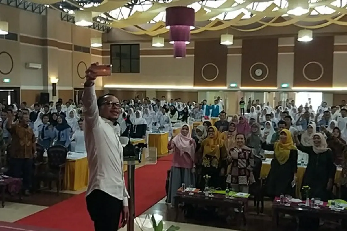 Kekinian, Menaker Berbagi Ilmu Hubungan Industrial Sambil Ngevlog