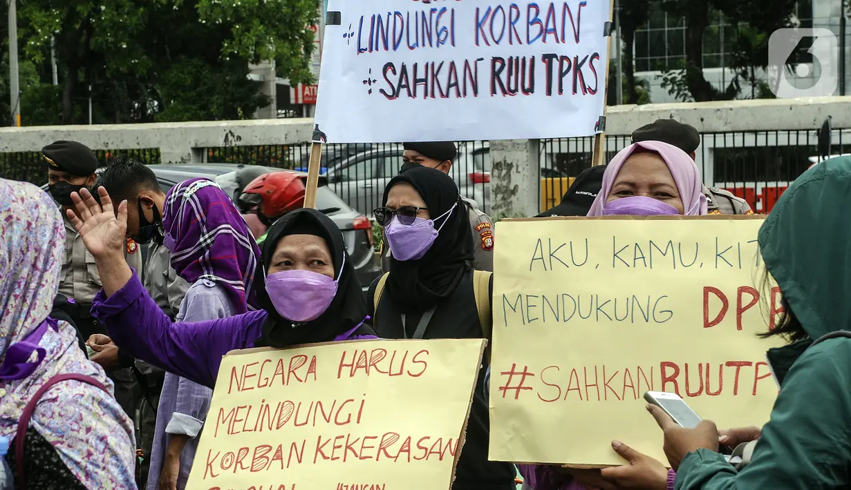 Warga yang mayoritas perempuan berunjuk rasa di depan Gedung MPR/DPR/DPD, Jakarta, Kamis (13/1/2022). Warga menuntut DPR segera mengesahkan Rancangan Undang-Undang Tindak Pidana Kekerasan Seksual (RUU TPKS). (Liputan6.com/Johan Tallo)