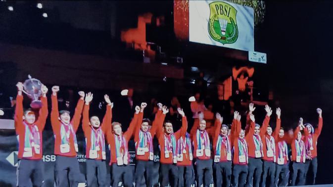 Indonesia merayakan juara Piala Thomas 2020 dengan bendera PBSI (Tangkapan layar vidio.com)