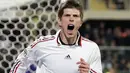 Selebrasi gol striker AC Milan Klaas Jan Huntelaar ke gawang Fiorentina dalam lanjutan Serie A yang berlangsung di Artemio Franchi Stadium, Florence, 24 Februari 2010. AFP PHOTO / FABIO MUZZI 