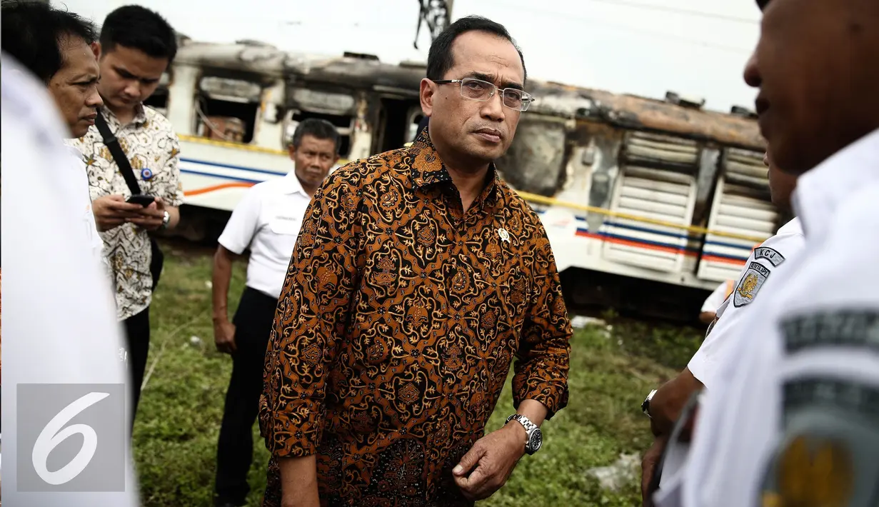 Menteri Perhubungan Budi Karya meninjau lokasi terbakarnya dua gerbong kereta Kerta Jaya kelas Ekonomi di dekat Stasiun Tanjung Priok, Jakarta, Kamis (25/8). (Liputan6.com/Faizal Fanani)