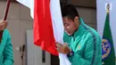 Pemain Timnas U-22, Evan Dimas Darmono mencium bendera Merah Putih saat pelepasan di Makostrad, Jakarta, Kamis (10/8). Ketua Umum PSSI, Edy Rahmayadi resmi melepas Timnas U-22 dan Futsal berlaga di SEA Games 2017. (Liputan6.com/Helmi Fithriansyah)