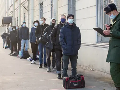 Para kandidat perekrutan tentara mengantre untuk menjalani pemeriksaan fisik di St. Petersburg, Rusia (20/10/2020).Perekrutan tentara musim gugur yang sedang berlangsung di Rusia dimulai pada 1 Oktober dan akan berlangsung hingga 31 Desember mendatang. (Xinhua/Irina Motina)