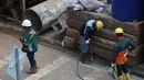 Revitalisasi ini mencakup pembangunan area pintu masuk (entrance) dan ruang multifungsi. Proyek ini bertujuan meningkatkan aksesibilitas dan fasilitas di area tersebut. Tampak dalam foto, aktivitas pekerja mengerjakan proyek revitalisasi Stasiun Bundaran HI Bank Jakarta di Jalan MH Thamrin, Senin 20 April 2026. (Kapanlagi.com/Budy Santoso)