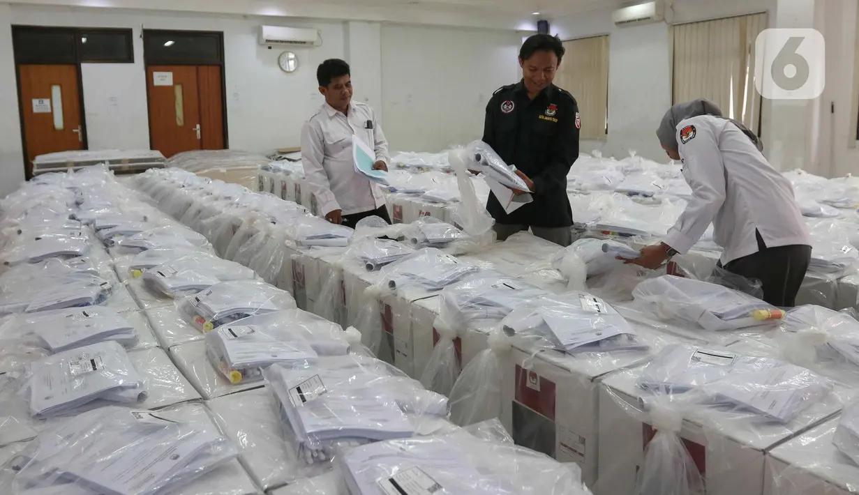Aktivitas petugas Komisi Pemilihan Umum (KPU) DKI Jakarta saat mendistribusikan logistik pemilu di Kecamatan Makasar, Jakarta, Selasa (26/11/2024). (Liputan6.com/Herman Zakharia)