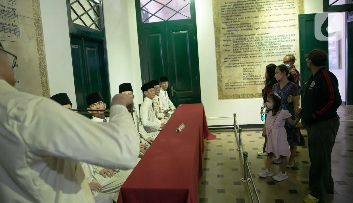 Pengunjung melihat diorama di Museum Sumpah Pemuda, Jakarta, Kamis (28/10/2021). Peringatan Hari Sumpah Pemuda pada tanggal 28 Oktober memasuki tahun ke-93. (Liputan6.com/Faizal Fanani)