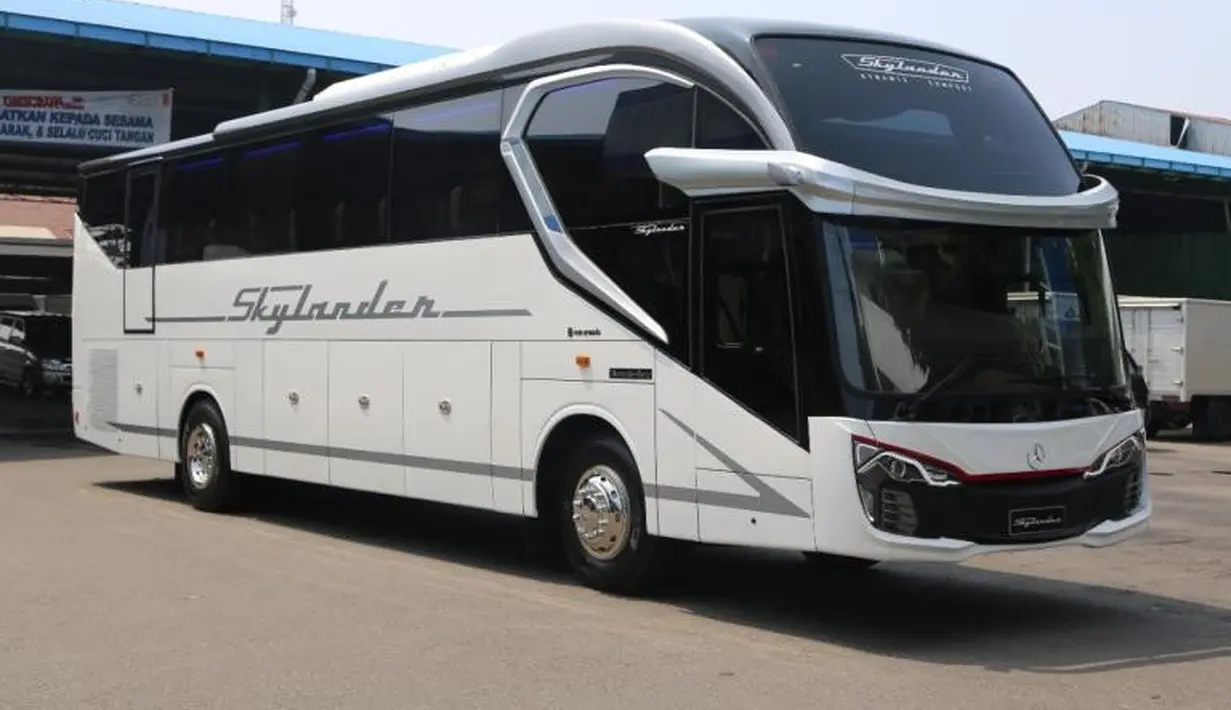 New Armada Skylander R22 yang memiliki desain seperti bus-bus eropa. Kecanggihan bus ini terletak pada kaca spion yang sudah menggunakan kamera serta terdapat videotron di bagian belakang untuk menampilkan citra kamera di depan. Hal ini bertujuan untuk memberikan pandangan ke depan yang terhalang oleh bus ini pada kendaraan di belakangnya. (Source: busworldsoutheastasia.org)