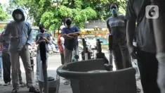 Warga mengantre untuk mengisi ulang tabung gas oksigen di kawasan Ciputat, Tangerang Selatan, Banten, Senin (5/7/2021). Antrean terjadi seiring peningkatan lonjakan korban positif COVID-19. (merdeka.com/Arie Basuki)