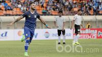 Selebrasi gol Marlon Da Silva De Moura bersama pemain Persiba Balikpapan lainnya saat melawan Persela Lamongan dalam lanjutan turnamen Piala Presiden 2017 di Stadion Si Jalak Harupat, Soreang Jawa Barat, Senin (6/2/2017). (Bola.com/Peksi Cahyo)