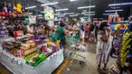 Orang-orang berbelanja makanan di supermarket menjelang Badai Milton di Merida, Negara Bagian Yucatan, Meksiko, pada 7 Oktober 2024. (HUGO BORGES/AFP)